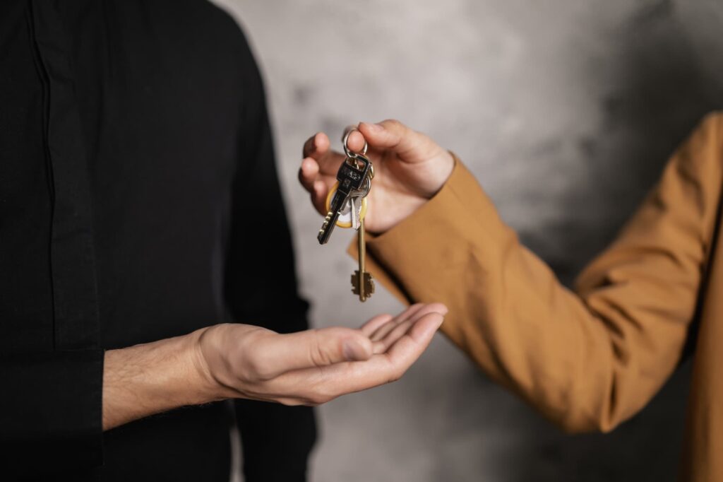 Persona entragando llaves de casa - plataforma de afectados por la hipoteca - ApudActa.com