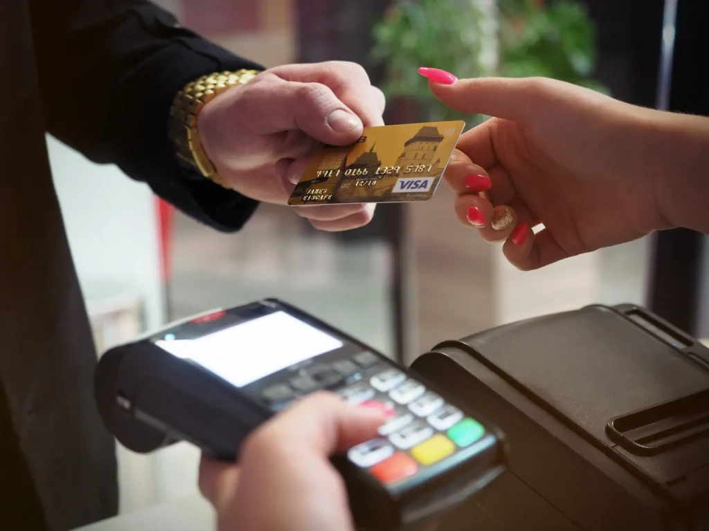 Hombre pagando con tarjeta - tarjeta revolving - ApudActa.com