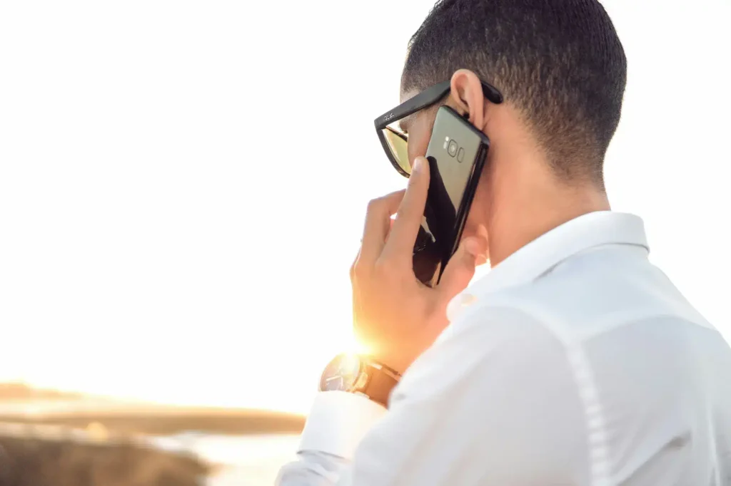 Persona hablando por teléfono - Verizon - Apudacta.com