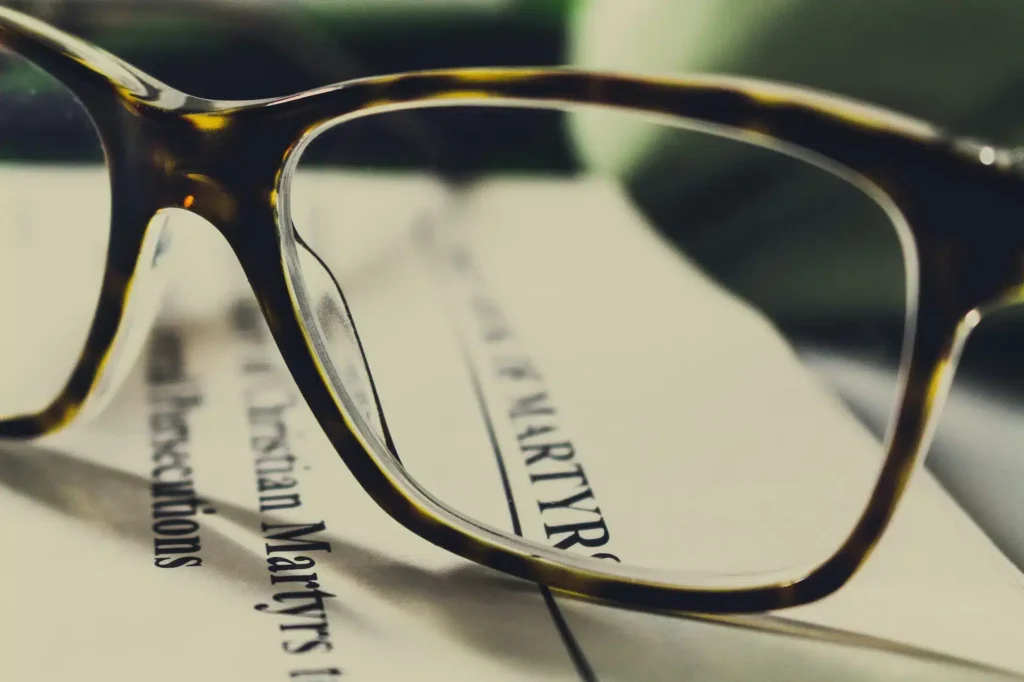 Gafas y documento - demanda colectiva - apudacta.com