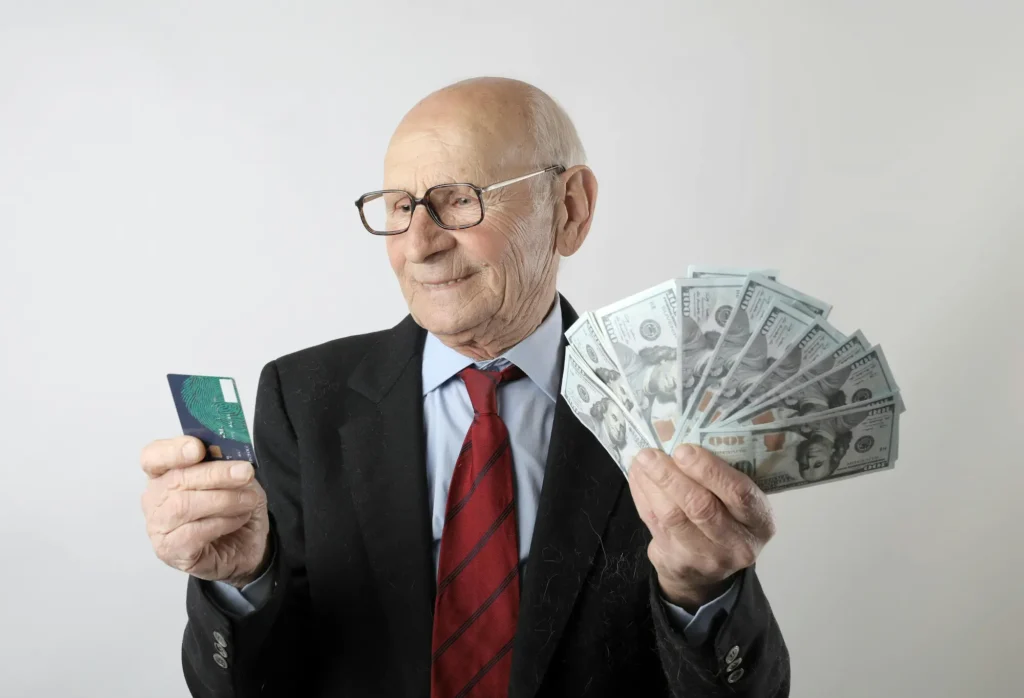 Persona con su tarjeta de crédito - deudas - apudacta.com