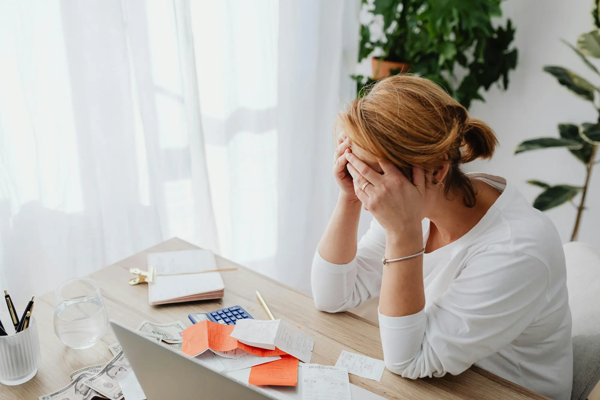 Mujer con deudas preocupada - perdón de tus deudas - ApudActa.com