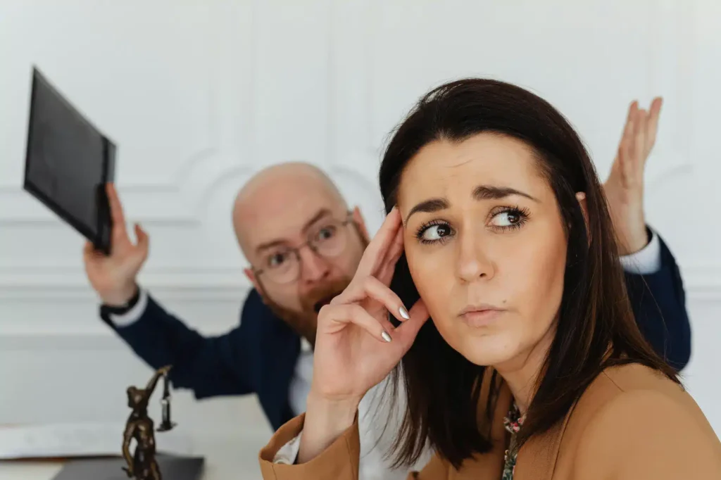 Personas discutiendo - conflictos - ApudActa.com