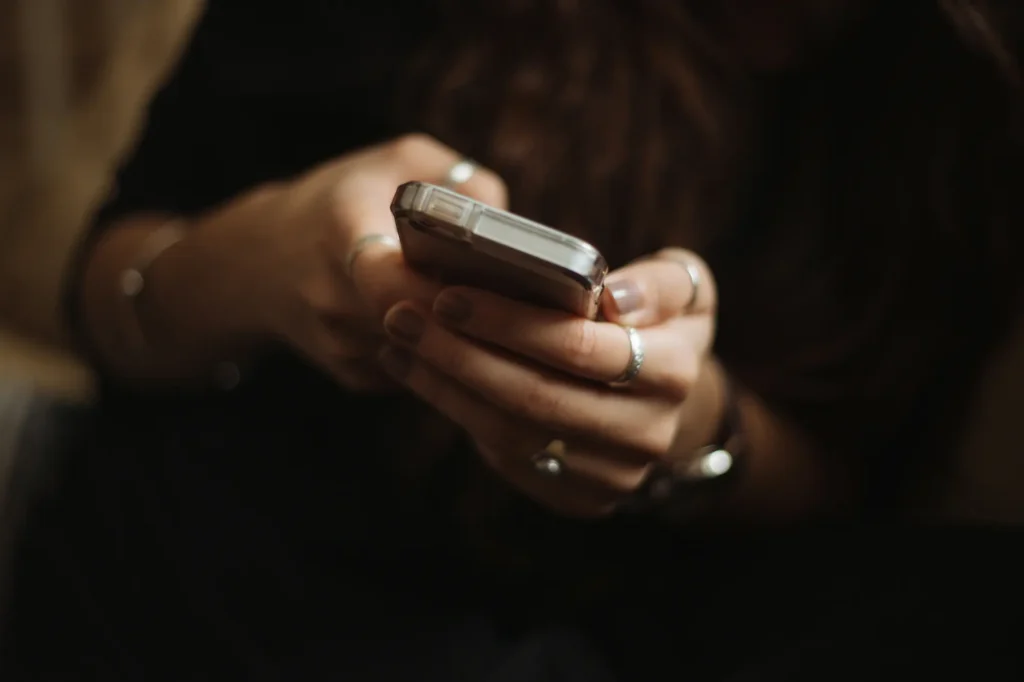 mujer usando smartphone - bizum - ApudActa.com